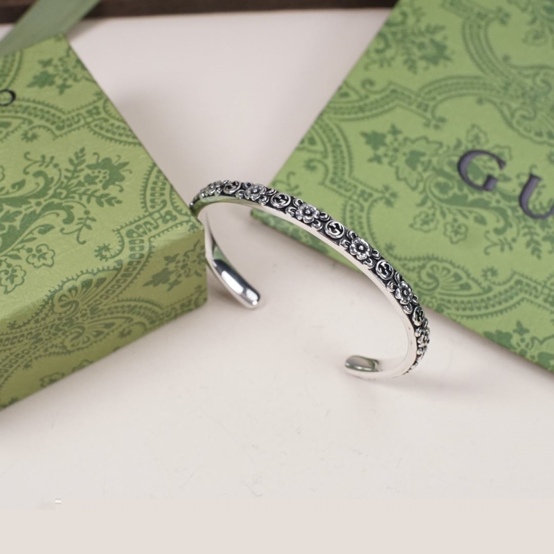 G*u*i bracelets